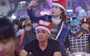 Muôn vẻ tình yêu của các cặp đôi trong đêm Giáng sinh