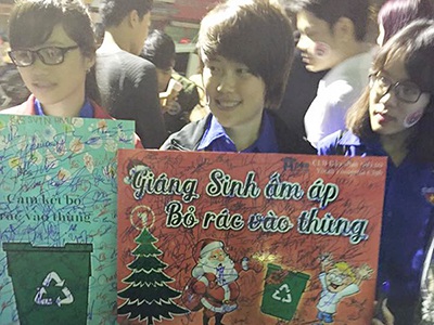 Hành động đẹp và chưa đẹp của giới trẻ Hà Nội đêm Giáng sinh