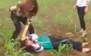 Thiếu nữ kéo bạn xuống ruộng ngô đánh đập không thương tiếc