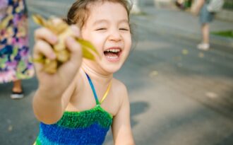 Bộ ảnh cô bé mang hai dòng máu Việt – Úc nhí nhảnh trên phố đi bộ Hà Nội