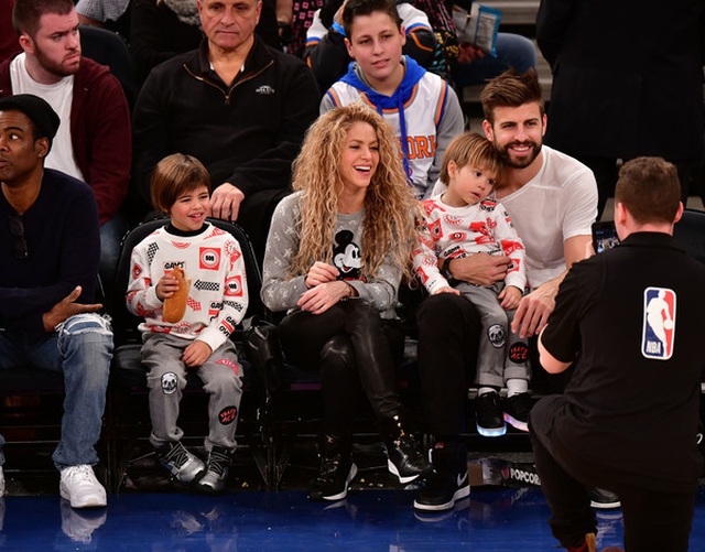 Shakira nắm tay phi công trẻ Gerard Piqué đi mua sắm - 6