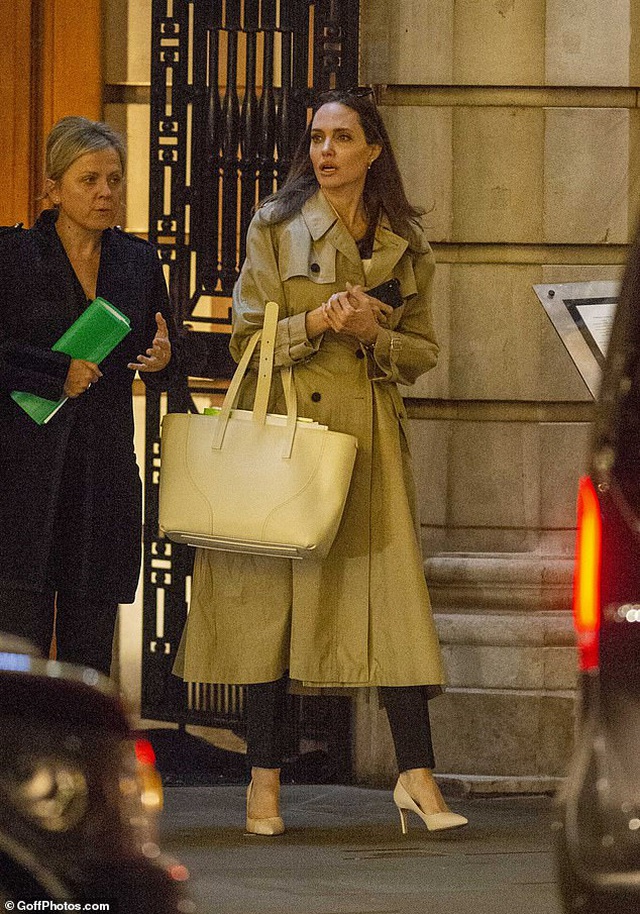Angelina Jolie thanh lịch đưa con đi sắm quà giáng sinh - 6
