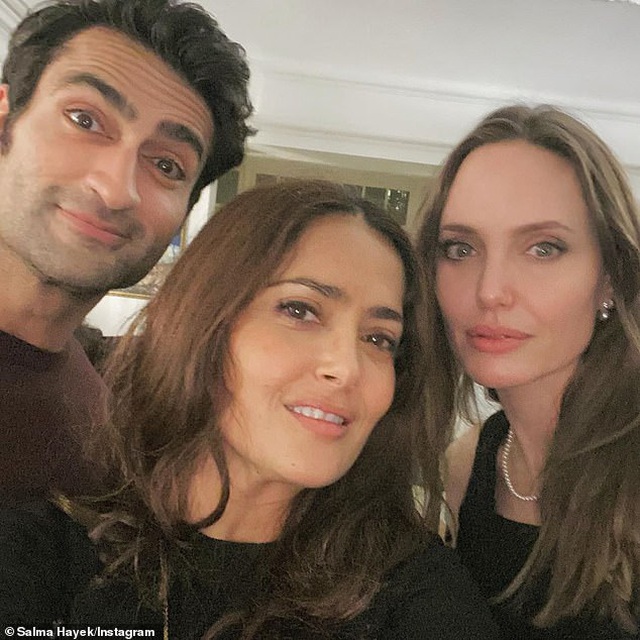 Angelina Jolie thanh lịch đưa con đi sắm quà giáng sinh - 7