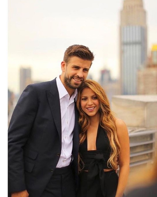 Shakira nắm tay phi công trẻ Gerard Piqué đi mua sắm - 9