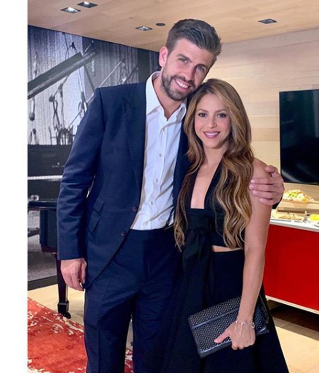 Shakira nắm tay phi công trẻ Gerard Piqué đi mua sắm - 8