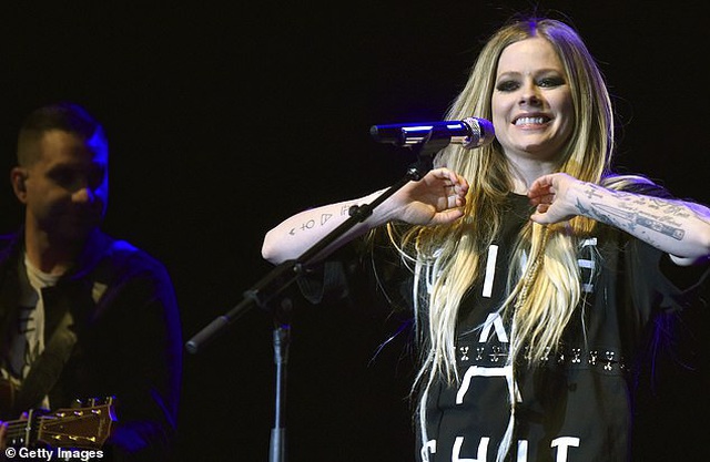 17 năm sau khi nổi tiếng, Avril Lavigne vẫn không già đi - 1