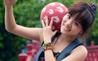 Tiết lộ thú vị về cô gái xinh xắn tâng bóng như làm xiếc