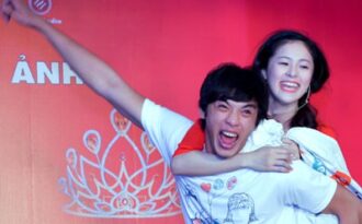 Thí sinh Phụ nữ Việt Nam qua ảnh 2012 phô diễn tài năng