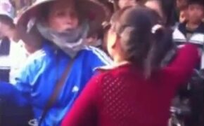 Choáng với clip thiếu nữ đánh nhau với phụ huynh chốn đông người