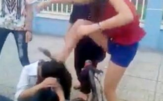 Lại xuất hiện clip cô gái bị nhóm nữ đánh hội đồng dã man