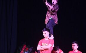 Nữ võ sinh trổ tài một mình quật ngã hàng loạt nam sinh