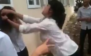 Xuất hiện thêm clip nữ sinh cấp 2 đánh bạn ngay trong trường