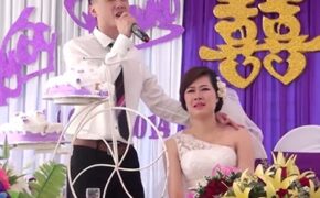 Clip chú rể hát trong đám cưới, cô dâu xúc động phát khóc