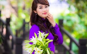 Thiếu nữ đằm thắm đọ sắc bên hoa loa kèn tháng Tư