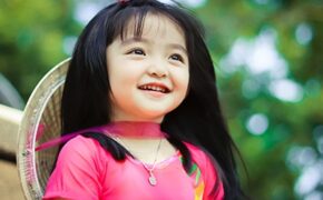 Ngắm “thiên thần 3 tuổi” diện áo dài hồng, đội nón lá đáng yêu