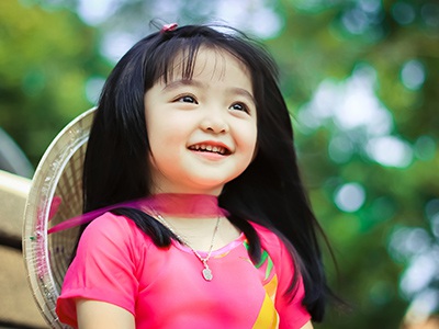 Ngắm “thiên thần 3 tuổi” diện áo dài hồng, đội nón lá đáng yêu