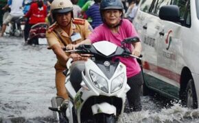 Clip CSGT lội nước ngập đẩy xe giúp dân gây sốt