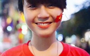 Sốt clip cô gái xinh xắn kêu gọi “ôm vì hòa bình”