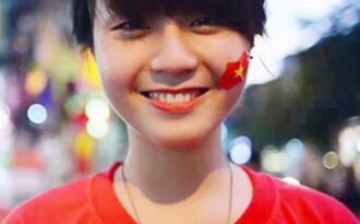 Sốt clip cô gái xinh xắn kêu gọi “ôm vì hòa bình”