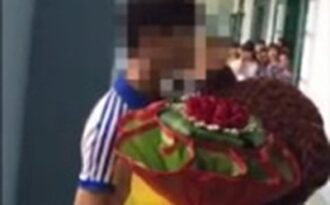 Nam sinh ôm gấu bông tỏ tình bị từ chối phũ phàng