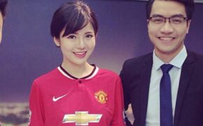 Nữ CĐV “Quỷ đỏ” MU xinh đẹp gây “sốt” trên sóng truyền hình