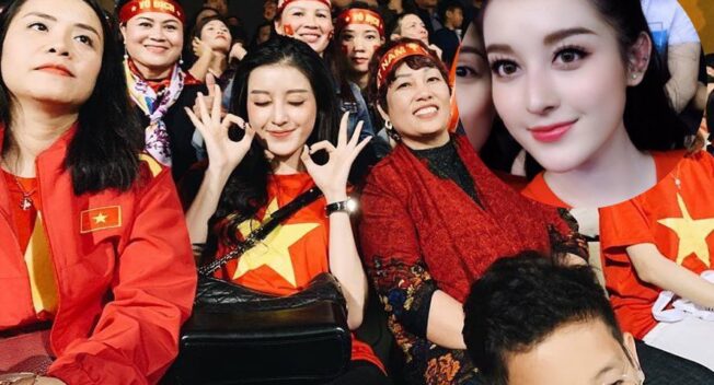 Á hậu Huyền My gây “bão” với hình ảnh cổ vũ tuyển Việt Nam bên mẹ Quang Hải