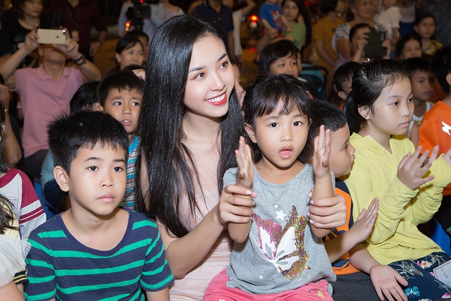 Hoa hậu Tiểu Vy, Lương Thuỳ Linh đón trung thu cùng trẻ em có hoàn cảnh khó khăn - 5