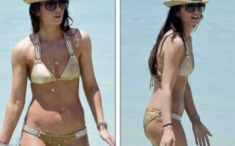 Bạn gái cũ sao bóng đá Adam Johnson bốc lửa trên biển