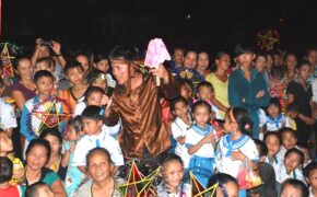 Nghệ An: Người làm báo mang Trung thu đến với trẻ em Đan Lai