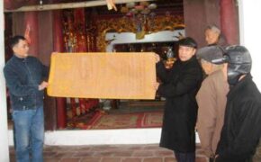 Người chuyên “săn” đi sắc phong cổ về…tặng