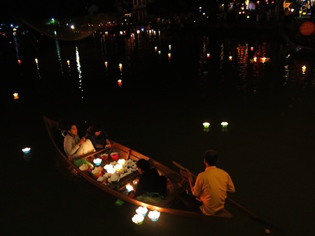 Hàng ngàn hoa đăng cũng khai hội ánh sáng trên dòng sông Hoài