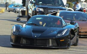 Kylie Jenner đi siêu xe ra phố