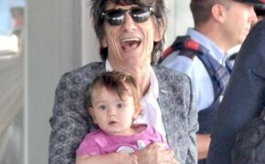 Rocker U70 bế con 15 tháng tuổi tại sân bay