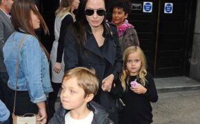 Mẹ con Angelina Jolie thu hút sự chú ý khi đi xem kịch