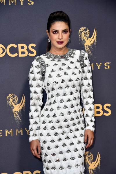  Priyanka Chopra và bộ váy có phần nặng nề 