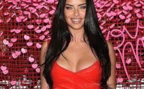 Adriana Lima gợi cảm với váy ôm sát