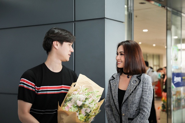 Nữ ca sĩ Ái Phương và nam diễn viên Go Kyung Pyo tại sân bay Tân Sơn Nhất khi anh vừa tới Việt Nam.
