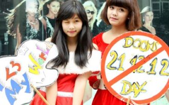 Giới trẻ Hà Nội xuống đường ăn mừng “còn sống” sau “tận thế”