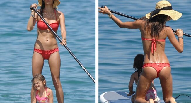 Hai mẹ con “thiên thần” nội y nổi bật trên biển