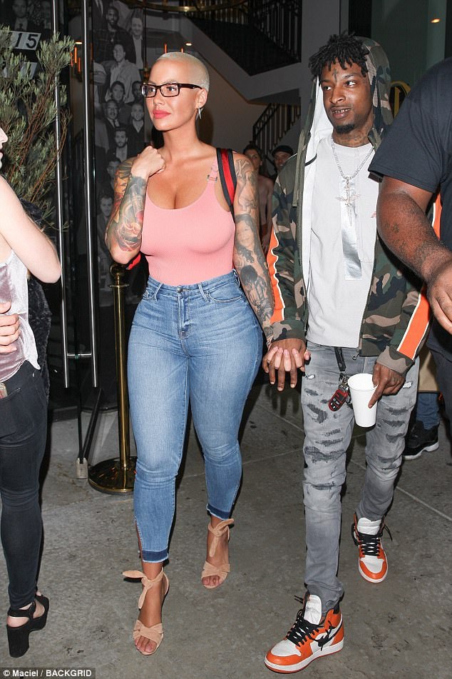  Vũ nữ thoát y Amber Rose, 33 tuổi bị bắt gặp nắm tay bạn trai tin đồn 21 Savage, 24 tuổi đi ăn tối tại Hollywood ngày 29/6 vừa qua 