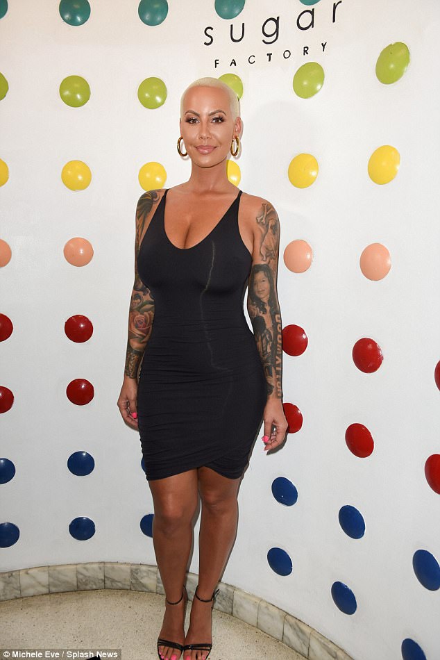  Amber Rose diện váy bó sát dự sự kiện tại Miami ngày 19/8 vừa qua 