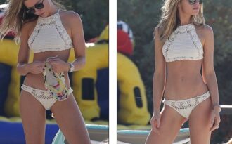 Ngưỡng mộ vòng eo con kiến của siêu mẫu hai con