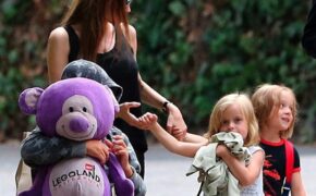 Angelina Jolie đưa các con đi mua sắm