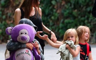 Angelina Jolie đưa các con đi mua sắm