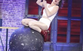 Anne Hathaway gây bất ngờ khi làm gái hư Miley Cyrus