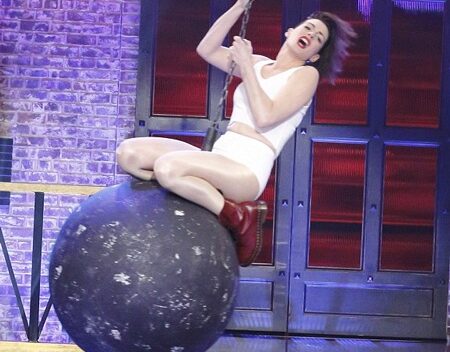 Anne Hathaway gây bất ngờ khi làm gái hư Miley Cyrus