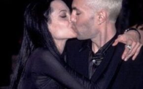 Tại sao Angelina Jolie hôn môi anh ruột trên thảm đỏ?