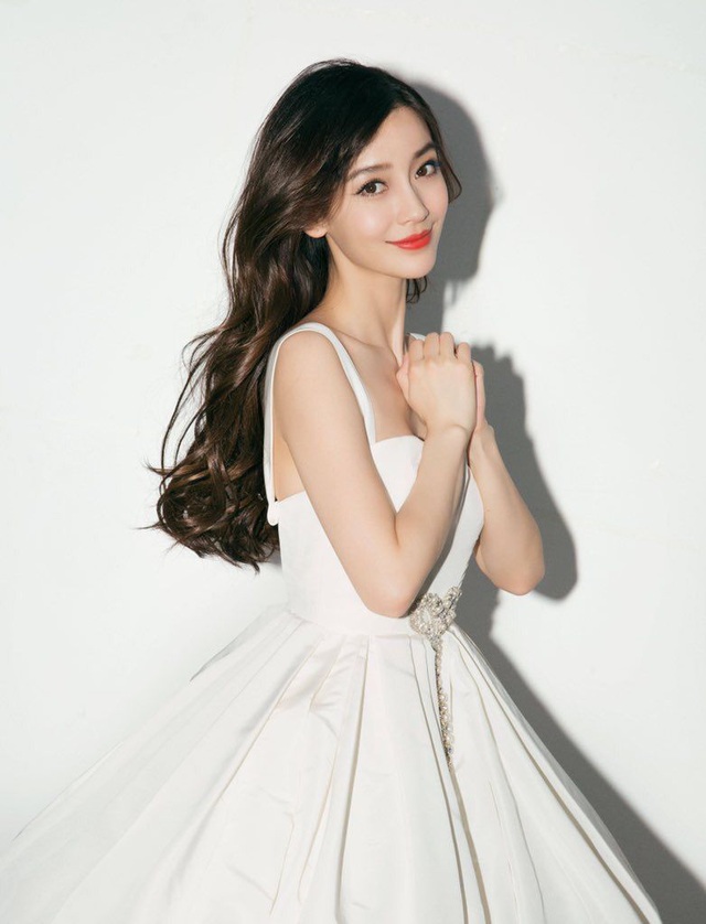 Angelababy bị chỉ trích vì hút thuốc lá nơi công cộng - 9