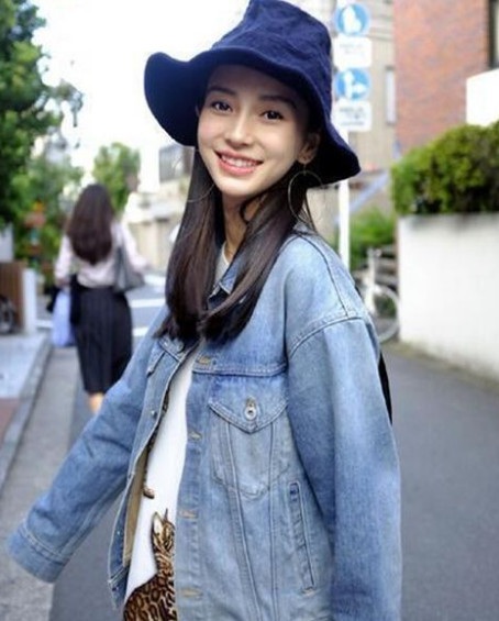  Lên cân ít trong giai đoạn mang bầu là lợi thế của Angelababy. Chính vì vậy, cô không gặp khó khăn khi phải giảm cân sau sinh. 