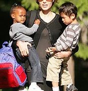 Angelina Jolie tặng quà cho trung tâm Tam Bình